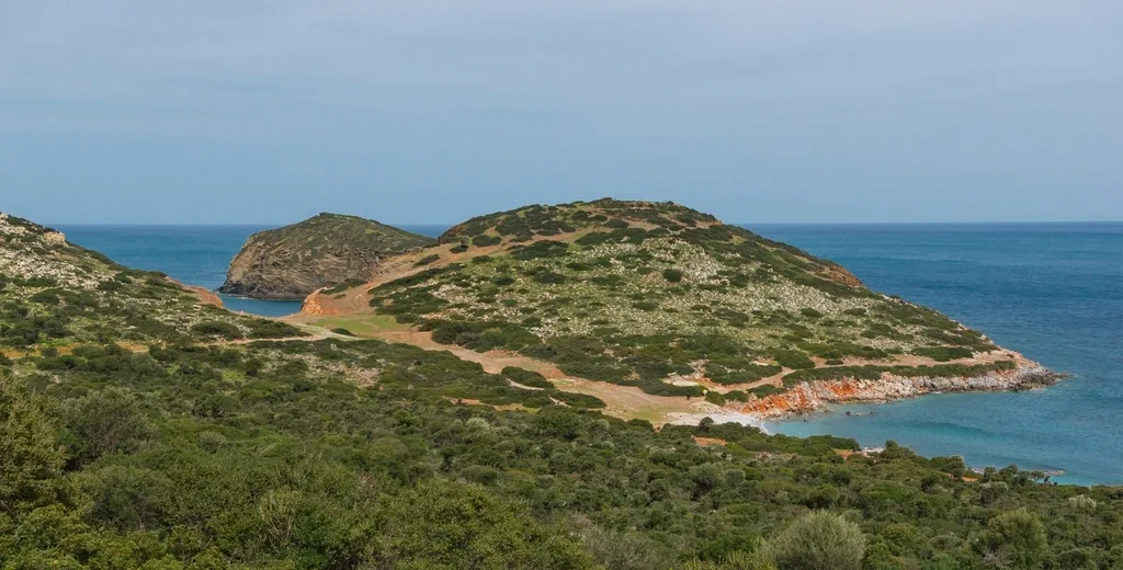 Ακτογραμμή με χερσόνησο και κόλπο στην ανατολική Κρήτη.