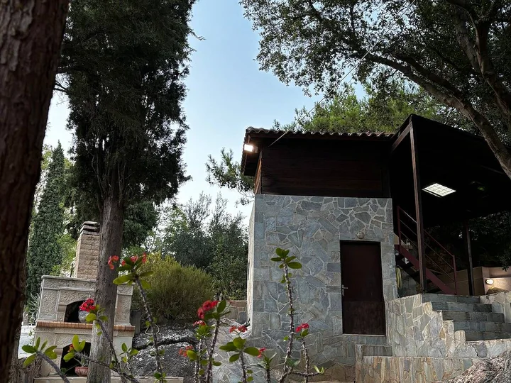 Πέτρινο κατάλυμα μέσα σε κήπο.