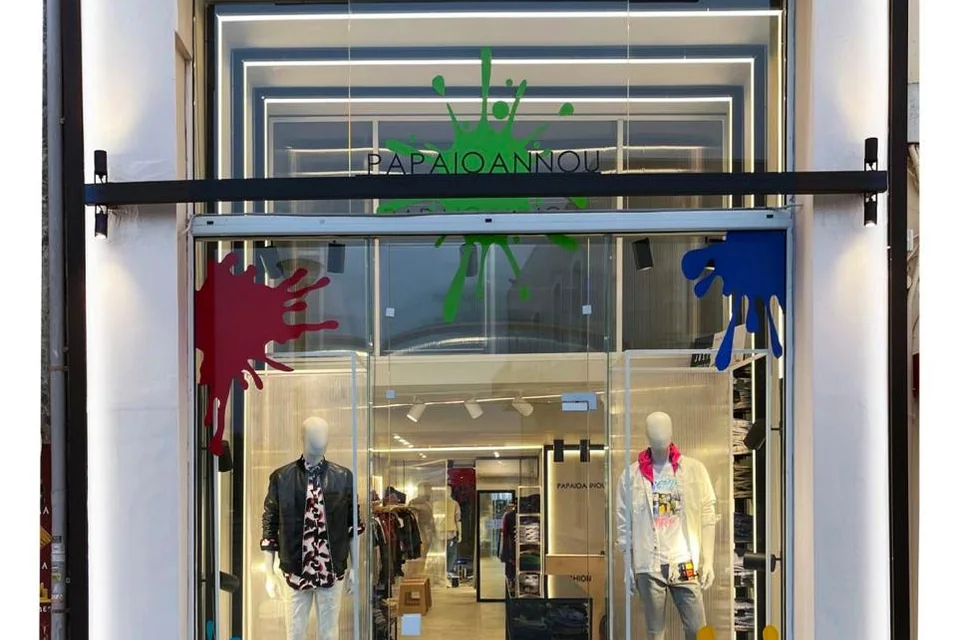 Η βιτρίνα του καταστήματος Papaioannou Fashion στην Ιεράπετρα.